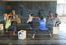 Bailarines sordos de la compañía Fientan practican la técnica Vibra-Signe en Burkina Faso