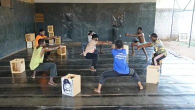 Bailarines sordos de la compañía Fientan practican la técnica Vibra-Signe en Burkina Faso