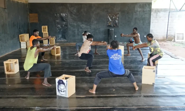 Bailarines sordos de la compañía Fientan practican la técnica Vibra-Signe en Burkina Faso