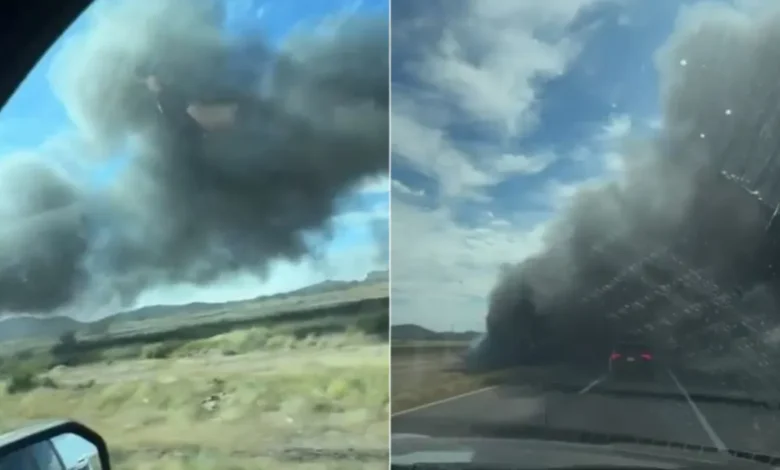 Vehículo incendiado después de volcar en la carretera Chihuahua-Juárez