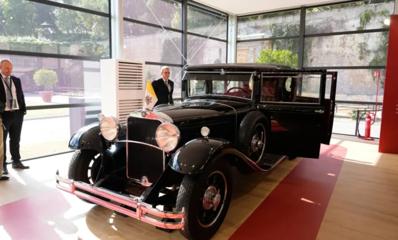 Vehículo Mercedes-Benz utilizado como papamóvil en la exposición de los Museos Vaticanos