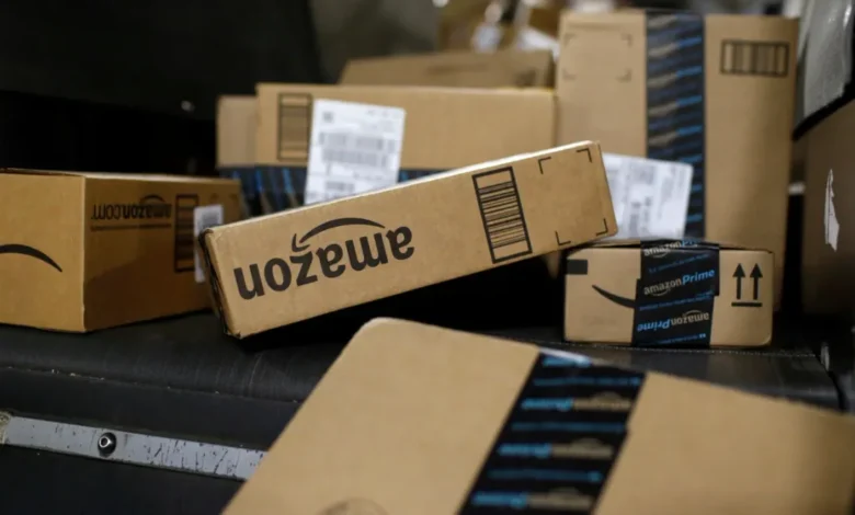 Cajas de Amazon acumuladas para su entrega en Estados Unidos
