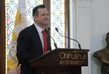 Marco Bonilla durante su mensaje de despedida ante el Cabildo de Chihuahua