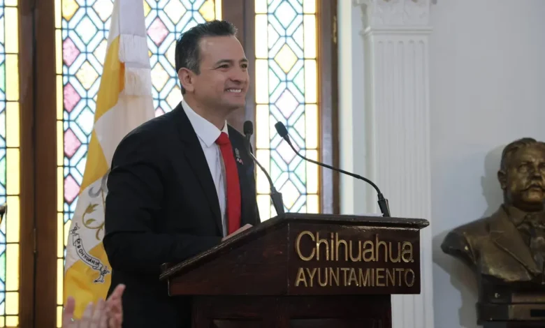 Marco Bonilla durante su mensaje de despedida ante el Cabildo de Chihuahua