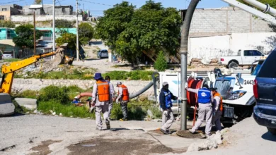 Trabajos de limpieza de drenaje en el viaducto Díaz Ordaz de Ciudad Juárez