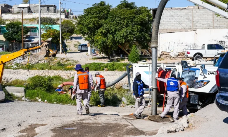 Trabajos de limpieza de drenaje en el viaducto Díaz Ordaz de Ciudad Juárez