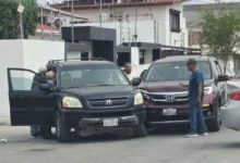 Dos camionetas SUV involucradas en un choque sobre la avenida de Los Insurgentes en Ciudad Juárez