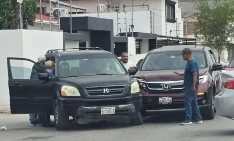 Dos camionetas SUV involucradas en un choque sobre la avenida de Los Insurgentes en Ciudad Juárez