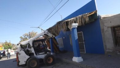 Retiro de una estructura tipo tejabán que invadía la vía pública en Ciudad Juárez