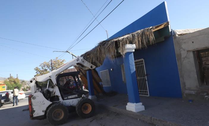 Retiro de una estructura tipo tejabán que invadía la vía pública en Ciudad Juárez