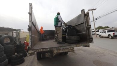 Llantas y residuos acumulados en una desponchadora de la avenida Unesco en Ciudad Juárez