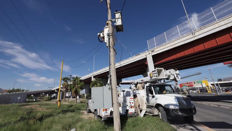 Trabajos de instalación de una subestación eléctrica en la avenida Sanders de Ciudad Juárez