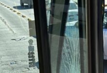 Automóvil y camión del Juárez Bus involucrados en un choque en la calle Henequén