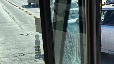 Automóvil y camión del Juárez Bus involucrados en un choque en la calle Henequén