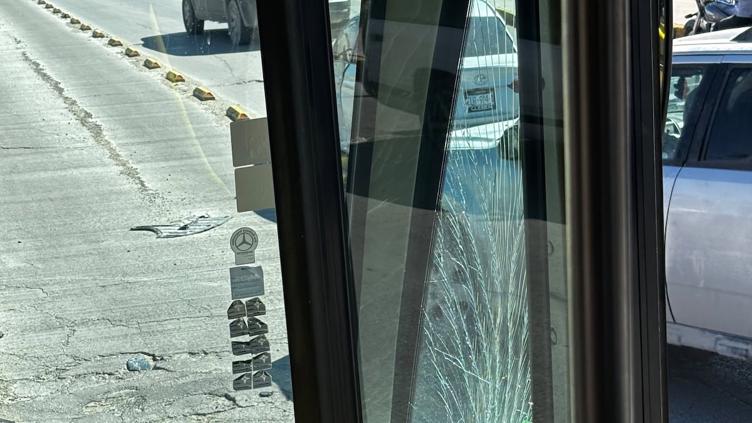 Automóvil y camión del Juárez Bus involucrados en un choque en la calle Henequén