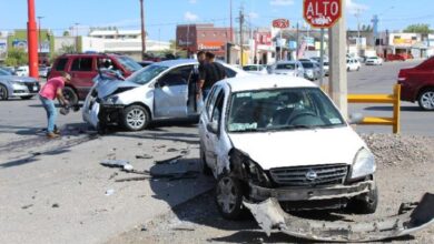 Automóviles involucrados en un choque mientras esperan atención de autoridades y aseguradora en México