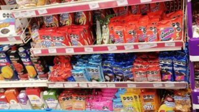 Menor observa publicidad de alimentos ultraprocesados en una plataforma digital