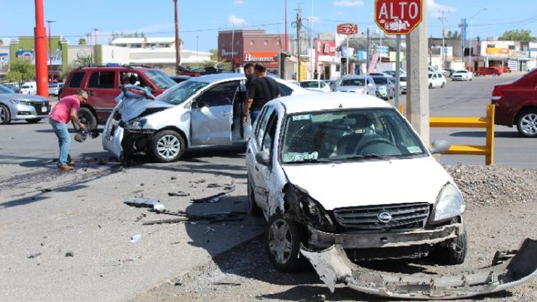 Automóviles involucrados en un choque mientras esperan atención de autoridades y aseguradora en México