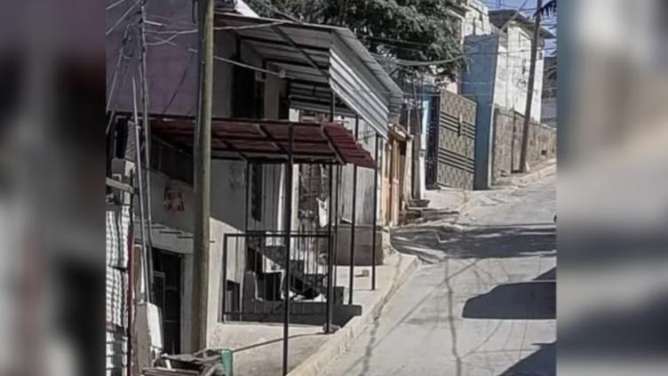 Construcciones que ocupan parte de una banqueta en la colonia México 68 de Ciudad Juárez