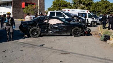 Patrulla y Dodge Challenger involucrados en un choque en Ciudad Juárez
