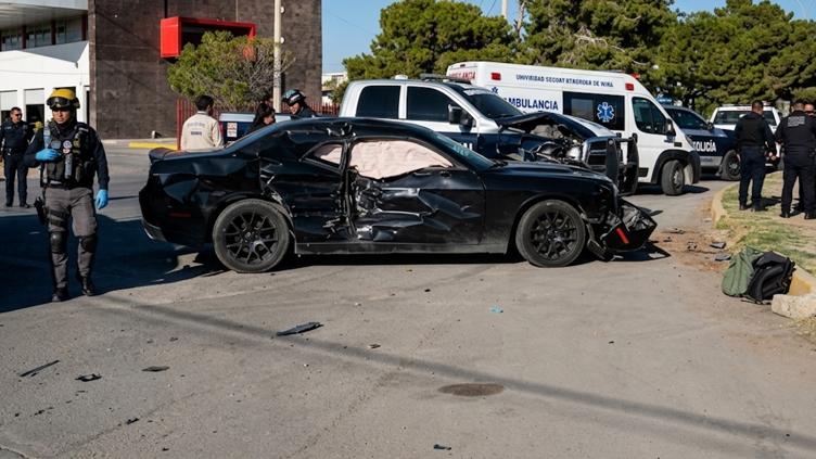 Patrulla y Dodge Challenger involucrados en un choque en Ciudad Juárez