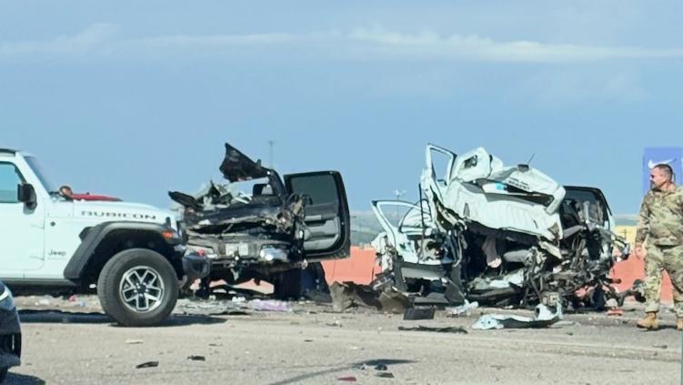 Vehículos destrozados después de un choque en el noroeste de El Paso