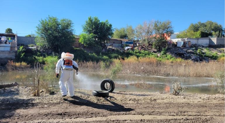 Personal municipal realiza labores de nebulización contra mosquitos en Anapra y Pánfilo Natera