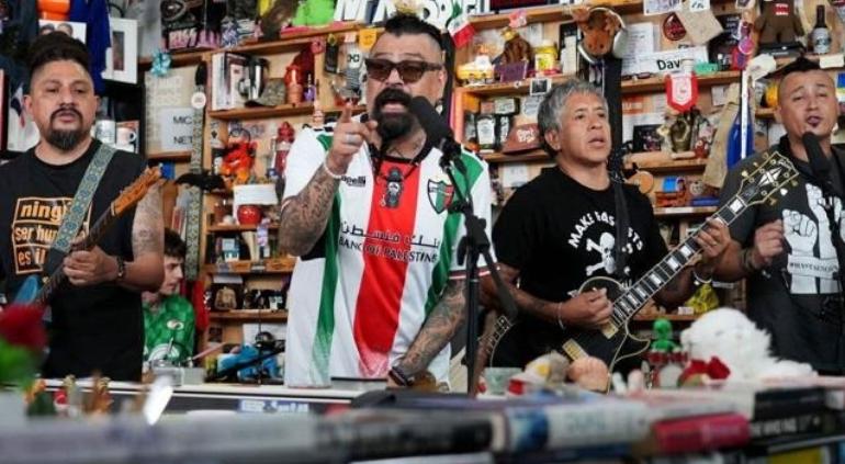 Panteón Rococó durante su presentación musical en Tiny Desk