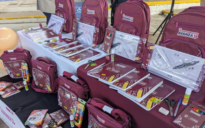 Entrega de mochilas y útiles escolares a estudiantes de nivel básico en Ciudad Juárez