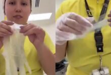 Enfermera del Hospital Materno Infantil de Tijuana muestra guantes entregados para trabajar