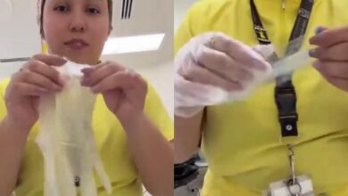 Enfermera del Hospital Materno Infantil de Tijuana muestra guantes entregados para trabajar