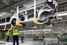 Línea de ensamble de automóviles en una planta de producción en México
