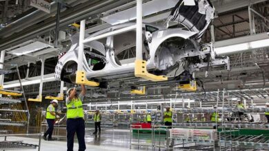 Línea de ensamble de automóviles en una planta de producción en México