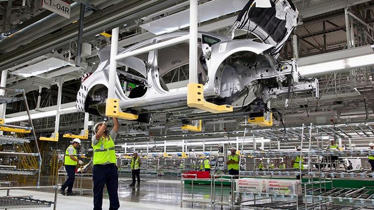 Línea de ensamble de automóviles en una planta de producción en México