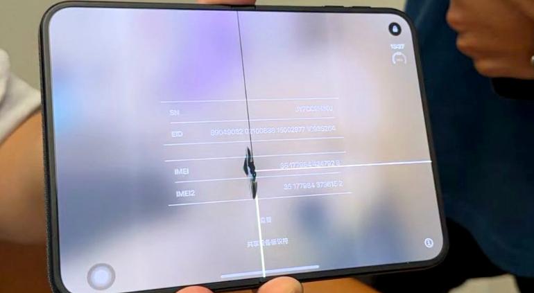 Teléfono plegable iPhone Duo de Apple con su pantalla interna abierta