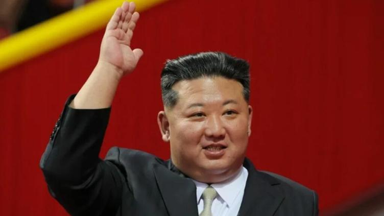 Kim Jong-un acompañado por su hija Ju-ae y funcionarios durante una exposición en Pyongyang