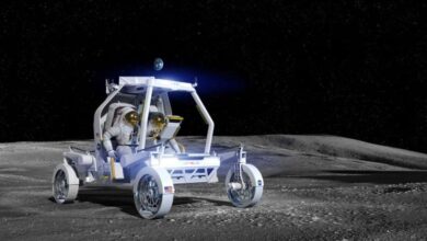 Astronauta sobre la superficie lunar durante una misión espacial de la NASA