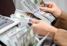 Billetes de dólar y pesos mexicanos para ilustrar la cotización del tipo de cambio