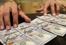 Billetes de dólar y pesos mexicanos para ilustrar la cotización del tipo de cambio