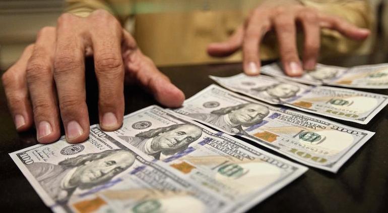 Billetes de dólar y pesos mexicanos para ilustrar la cotización del tipo de cambio
