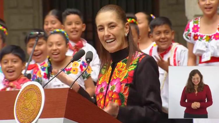 Claudia Sheinbaum realiza la dinámica del seis-siete con estudiantes de primaria en Palacio Nacional