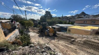 Maquinaria de Obras Públicas realiza trabajos de rastreo en calles de terracería de Ciudad Juárez