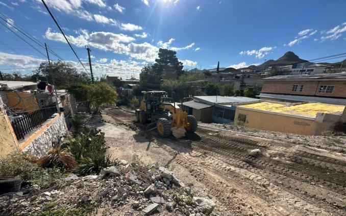 Maquinaria de Obras Públicas realiza trabajos de rastreo en calles de terracería de Ciudad Juárez