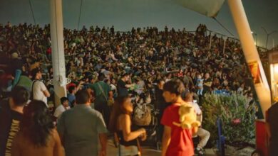 Familias juarenses disfrutan de una función de cine al aire libre en el Parque Central