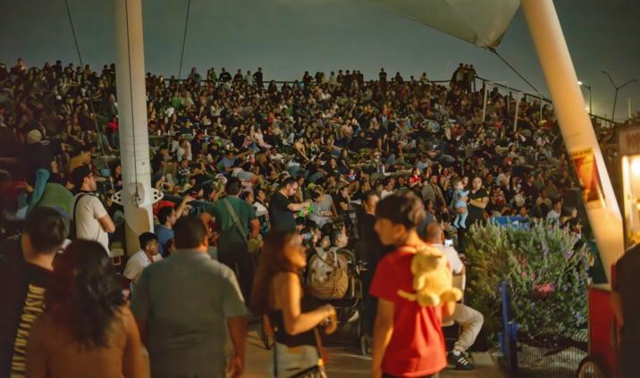 Familias juarenses disfrutan de una función de cine al aire libre en el Parque Central