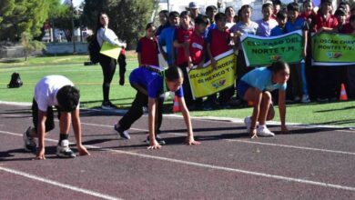 Estudiantes participan en los Juegos Deportivos Escolares de Educación Básica en el Estadio 20 de Noviembre de Ciudad Juárez