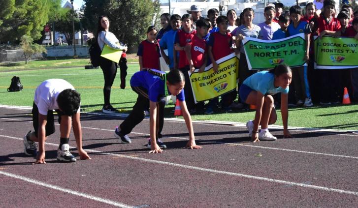 Estudiantes participan en los Juegos Deportivos Escolares de Educación Básica en el Estadio 20 de Noviembre de Ciudad Juárez