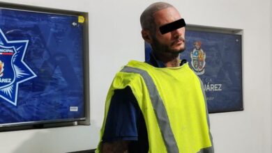 Agentes municipales durante la detención de un hombre en Samalayuca