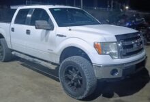 Camioneta Ford F-150 blanca asegurada tras una detención en Campestre Virreyes