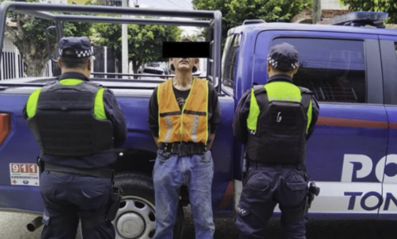Policías llegan cuando hombre estaba a punto de cortarle la cola a un perro en Tonalá